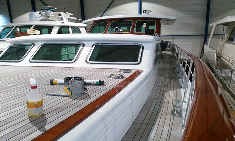 Onderhoud aan motorjacht type Super van Craft